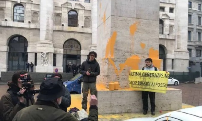 Attivisti di Ultima Generazione imbrattano il “Dito” di Cattelan in piazza Affari: tre denunciati