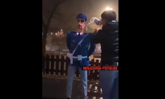 Manichino raffigurante un poliziotto bruciato a Milano. Salvini: “Vergognoso”