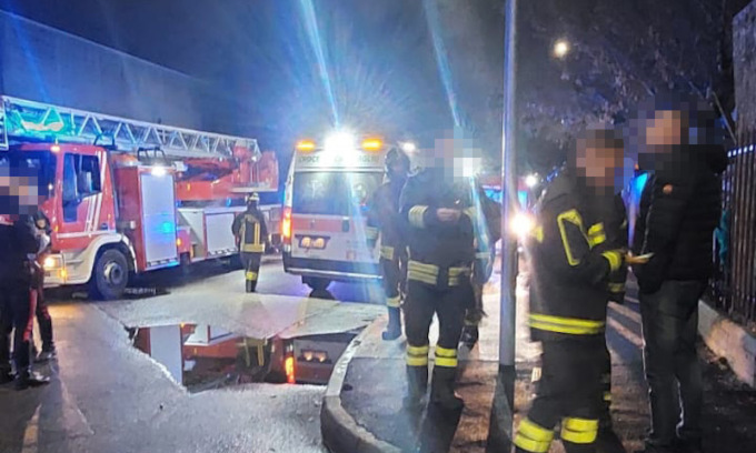 42enne sale su una torre di 40 metri e minaccia di buttarsi