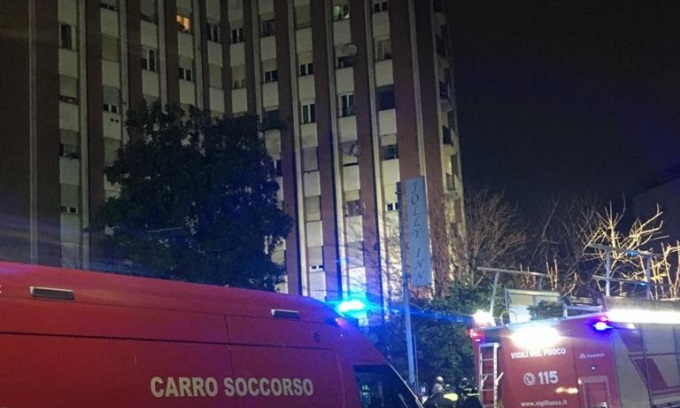 Incendio nell’ex residence: in fiamme diversi sacchi di rifiuti