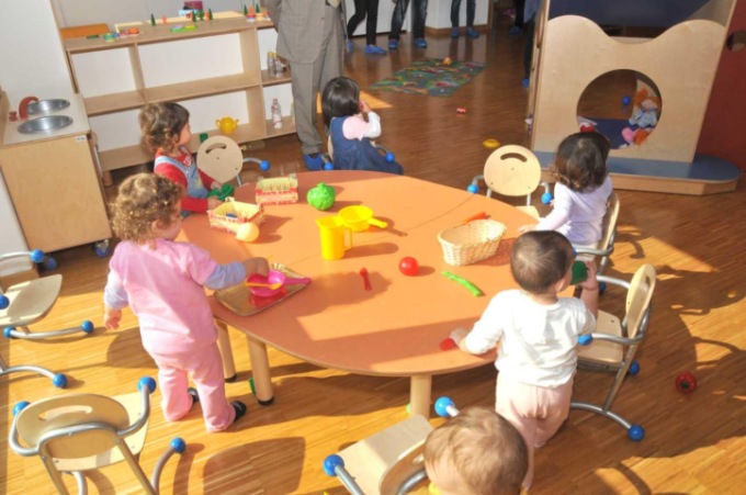 Maltrattamenti nei confronti dei bambini di un asilo di Vanzago, indagate in sei