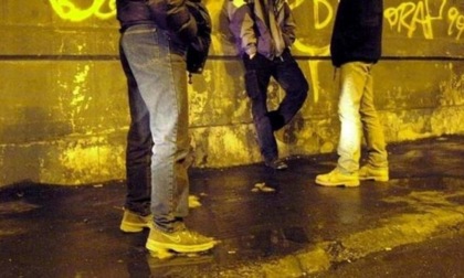 Baby gang del sabato sera in azione in piazza Leonardo da Vinci: rapine e violenze al figlio di un poliziotto