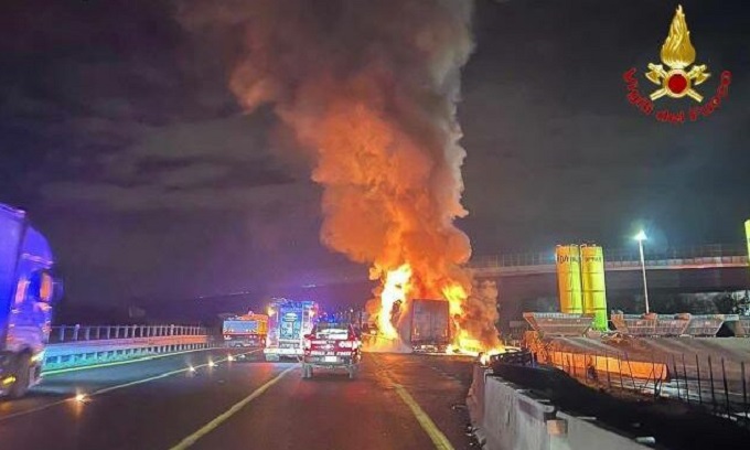 Camion in fiamme sull’A8 Varese-Milano: code chilometriche, traffico in tilt
