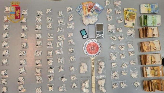 Pusher usava un’auto parcheggiata in zona Gorla come base per lo spaccio: arrestato