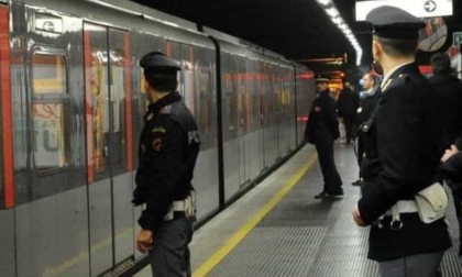 Tragedia a Porta Venezia, si butta sui binari della metro e muore