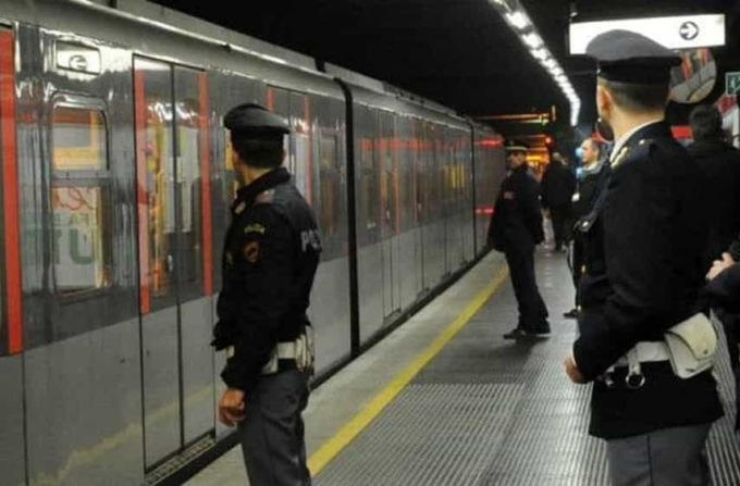 Tragedia a Porta Venezia, si butta sui binari della metro e muore