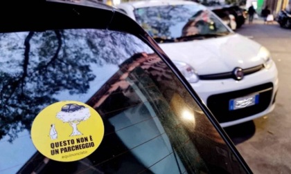 #quinoncisto: la campagna di adesivi per dire basta alla sosta selvaggia delle auto