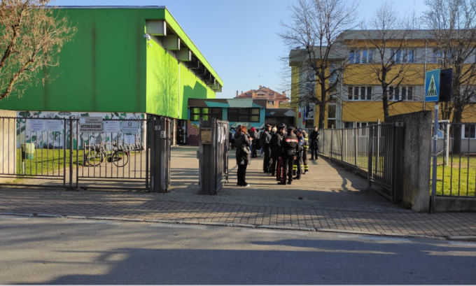 Spruzzano spray urticante in una scuola media: 5 intossicati