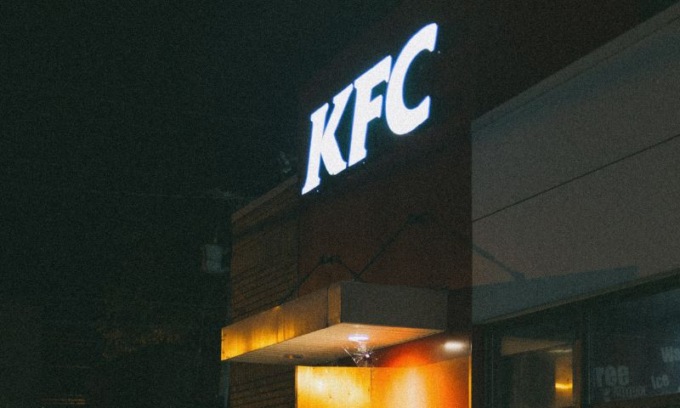 Il pollo fritto di Kfc in via Sarpi fa arrabbiare i residenti: “canna fumaria invasiva e odore insopportabile”