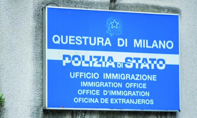 Ancora attimi di tensione all’ufficio immigrazione di via Cagni: interviene la polizia