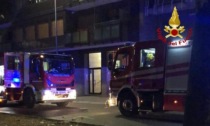 Incendio in un palazzo a Milano, evacuati i residenti. Sei intossicati