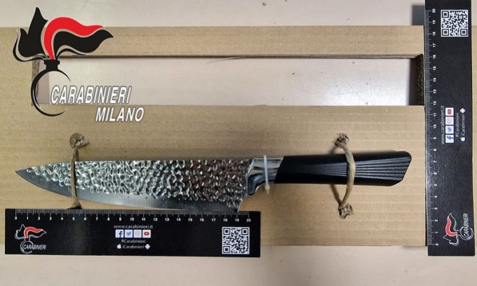 Accoltella il vicino dopo una lite di condominio: arrestato