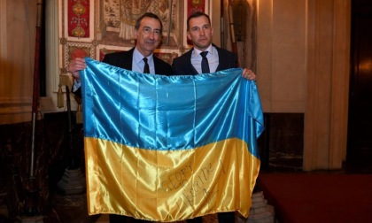 Shevchenko dona al sindaco Sala la bandiera ucraina firmata da Zelensky