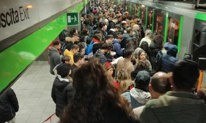 Frenata d’emergenza sulla M2: treno si blocca di colpo alla stazione di Lambrate, 5 feriti
