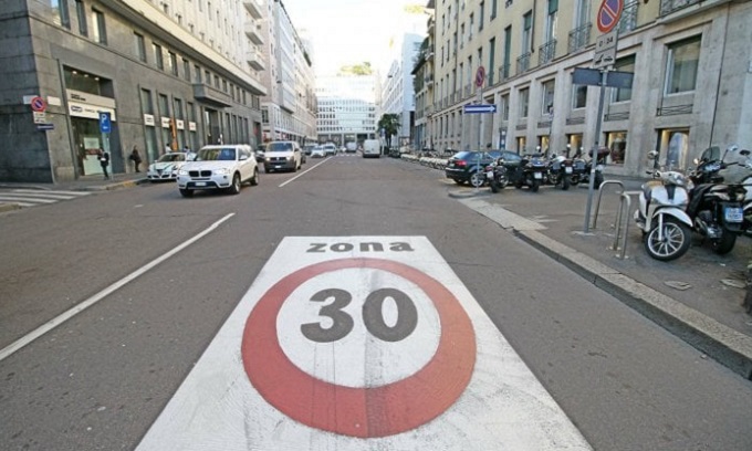 Città a 30 all’ora: l’incontro pubblico a Milano per capire come ridurre il limite di velocità in città