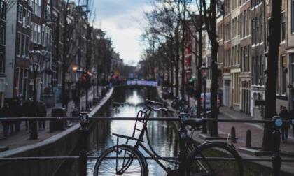 7.000 posti biciclette in un parcheggio sott'acqua a Amsterdam