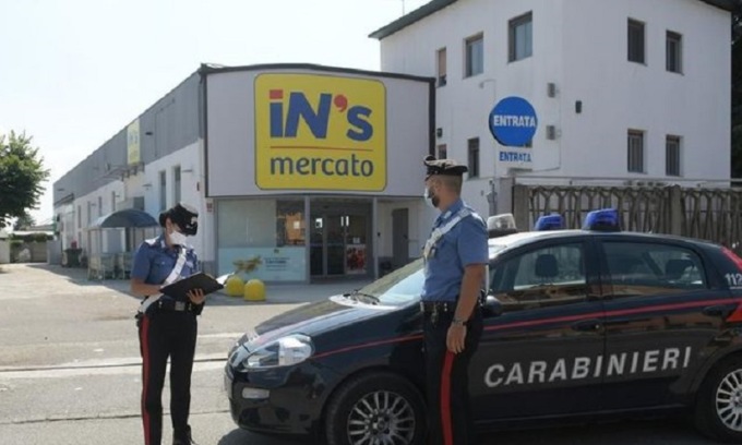 Sparatoria al supermercato alle porte di Milano: vigilante fa fuoco contro ladro 21enne