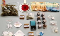 In casa con soldi, droga e strumenti per lo spaccio: 4 arresti a Milano