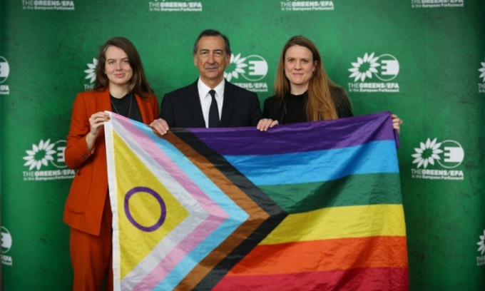 Famiglie Arcobaleno, il ministro Roccella non riceve i sindaci. Sala chiede una legge su matrimonio e adozioni