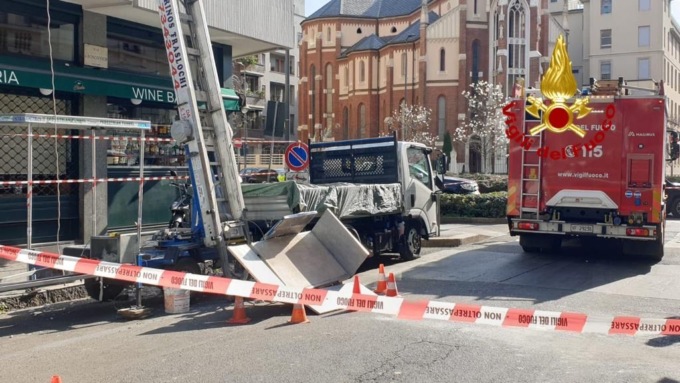 Infortunio sul lavoro: cade cestello da montacarichi e colpisce operaio