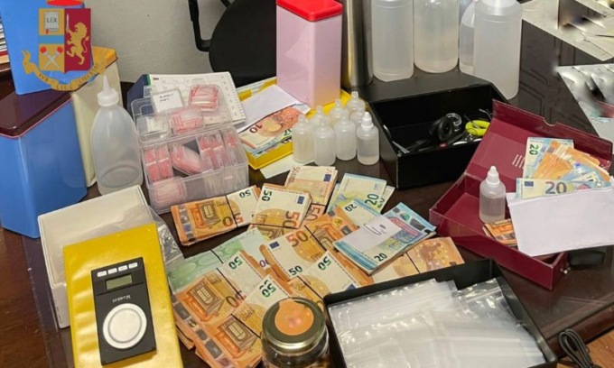 In casa con 7 chili di droga e oltre 13mila euro in contanti: arrestato