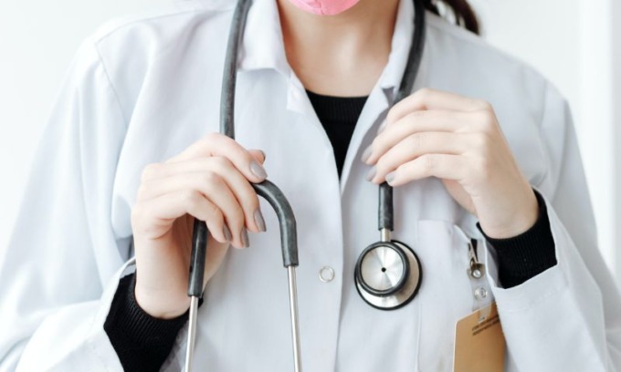 Si finge endocrinologa e visita i pazienti: denunciata dall’azienda dove lavorava
