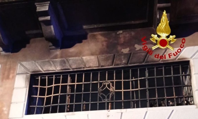 Incendio in un appartamento, 75enne trovato morto carbonizzato