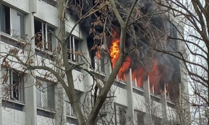 Milano, in fiamme un edificio abbandonato di via Quintiliano