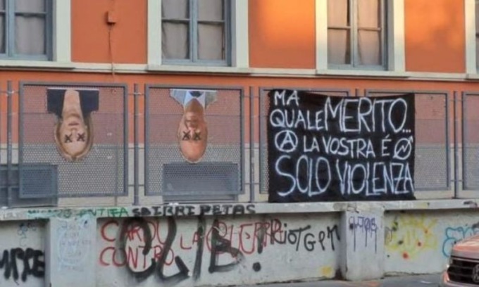 Striscione anarchico al liceo Carducci, la scuola condanna il gesto e Valditara ringrazia: “preside coraggioso”