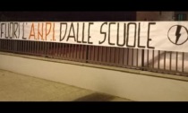 Striscione di "Blocco studentesco" contro l'Anpi fuori dalla Casa della Memoria
