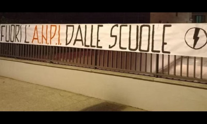 Striscione di “Blocco studentesco” contro l’Anpi fuori dalla Casa della Memoria