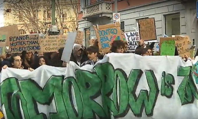 Sono tornati in piazza a Milano i giovani di “Friday for future” e hanno preso di mira la Regione