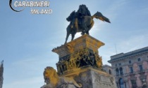 Ultima Generazione imbratta la statua di Vittorio Emanuele II in piazza Duomo