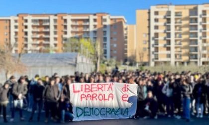 La preside annulla l'incontro a scuola con l'eurodeputata Tovaglieri (Lega): gli studenti protestano