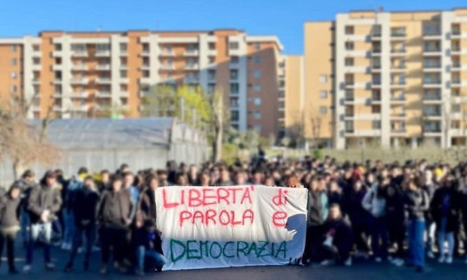 La preside annulla l’incontro a scuola con l’eurodeputata Tovaglieri (Lega): gli studenti protestano