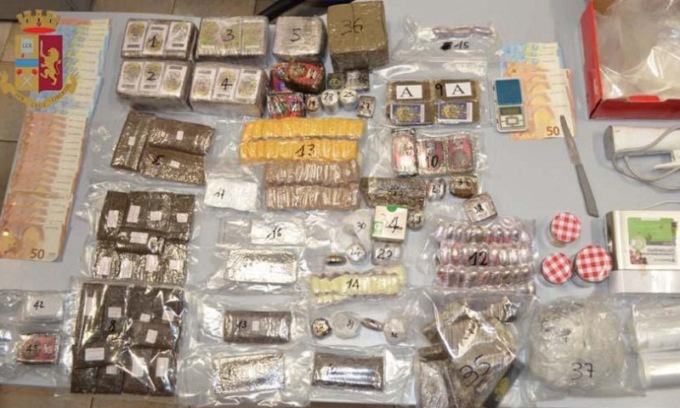 Studenti-pusher a Crescenzago: nel freezer di casa 8 chili di hashish