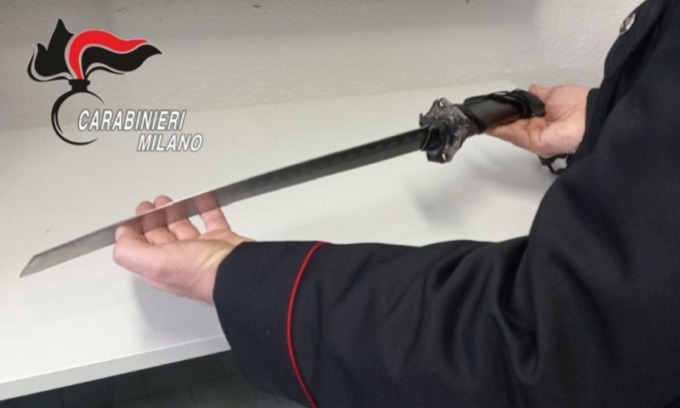 Paura in Stazione Centrale: con una katana di 40 cm minaccia un 30enne