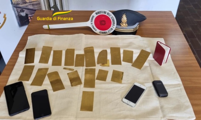 Portavano l’oro in Svizzera e tornavano con i contanti: nei guai azienda orafa di Milano