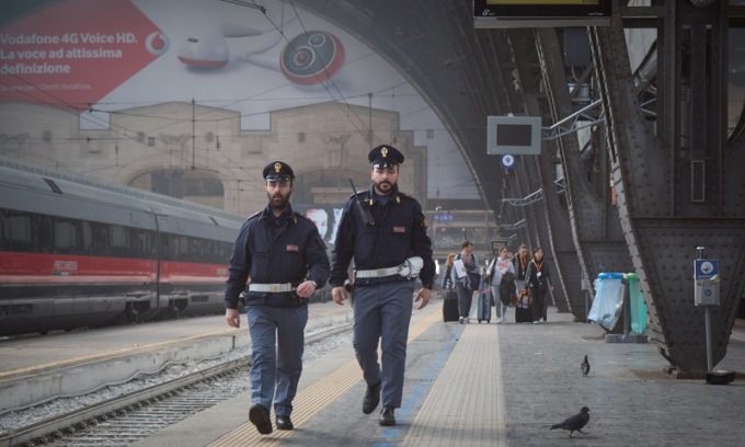 Gira con passaporto falso comprato con 2mila euro: arrestato
