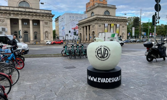 La “Mela d’artista” di Eva seduce Milano: l’opera di street art posizionata di fronte ai Bastioni di Porta Venezia