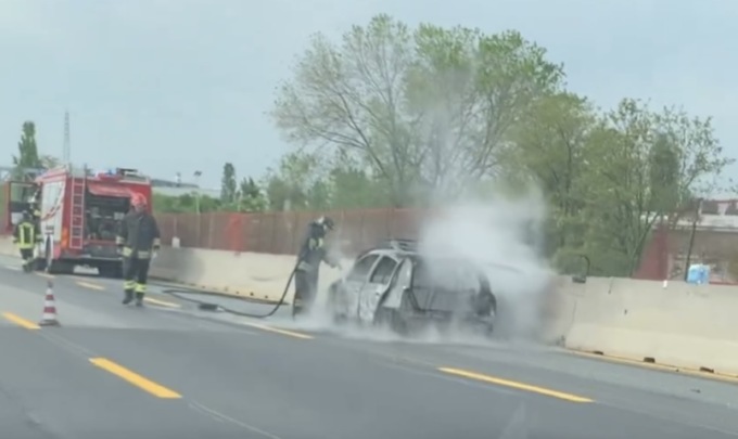 Auto in fiamme sulla A8 all’altezza di Lainate, lunghe code e rallentamenti
