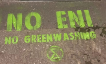 Protesta di Extinction Rebellion alla sede Rai: "fuori il fossile dalla tv pubblica"