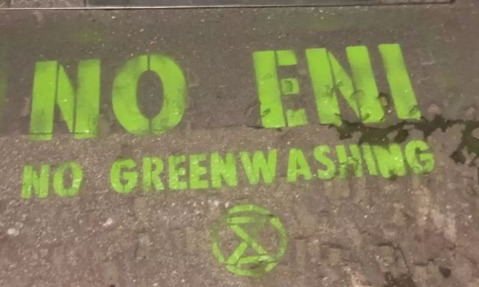 Protesta di Extinction Rebellion alla sede Rai: “fuori il fossile dalla tv pubblica”