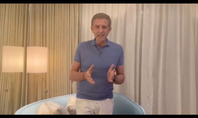 Ezio Greggio e l’appello alla mamma che ha abbandonato il piccolo Enea al Mangiagalli: “niente contro le famiglie adottive, solo voglia di aiutare una mamma spaventata”