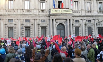 Più di 600 persone manifestano in Piazza della Scala per aria pulita e strade sicure