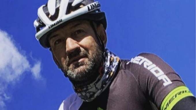 L’ex campione MTB Dario Acquaroli trovato morto lungo una mulattiera in Val Brembana accanto alla bici.