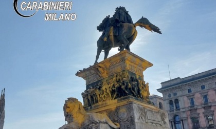 Ambientalisti imbrattano statua in Duomo, la vernice non è lavabile: bisogna restaurare