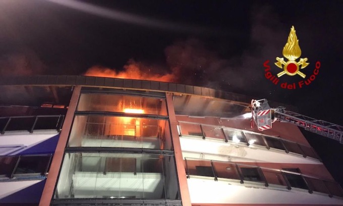 Vasto incendio nella serata di Pasqua in via Luxemburg: 10 ore per domare le fiamme