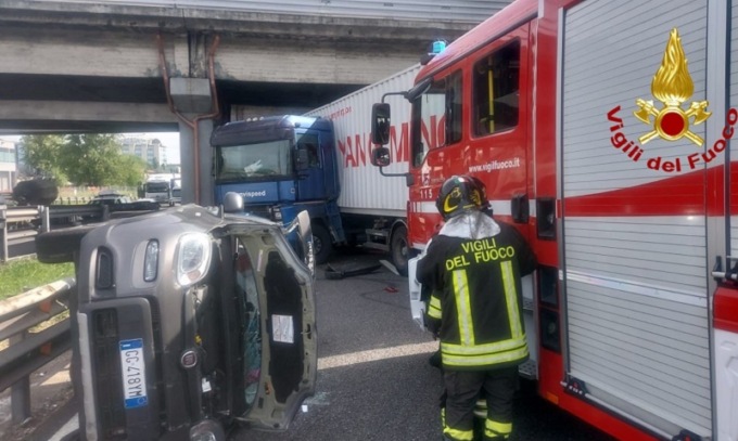 Tangenziale est Milano: violento scontro tra un’auto e un tir