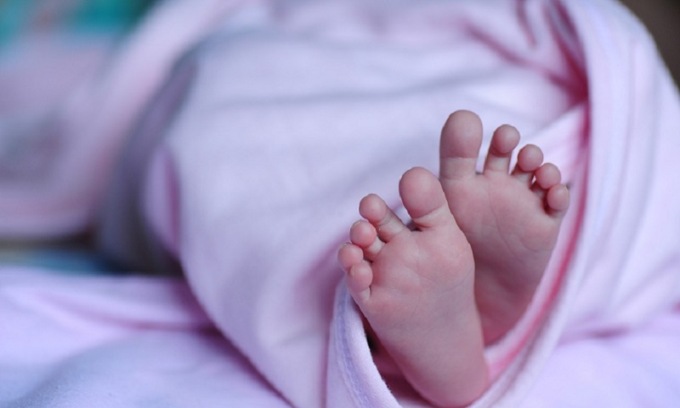 Partorisce in un capannone e lascia la neonata in ospedale